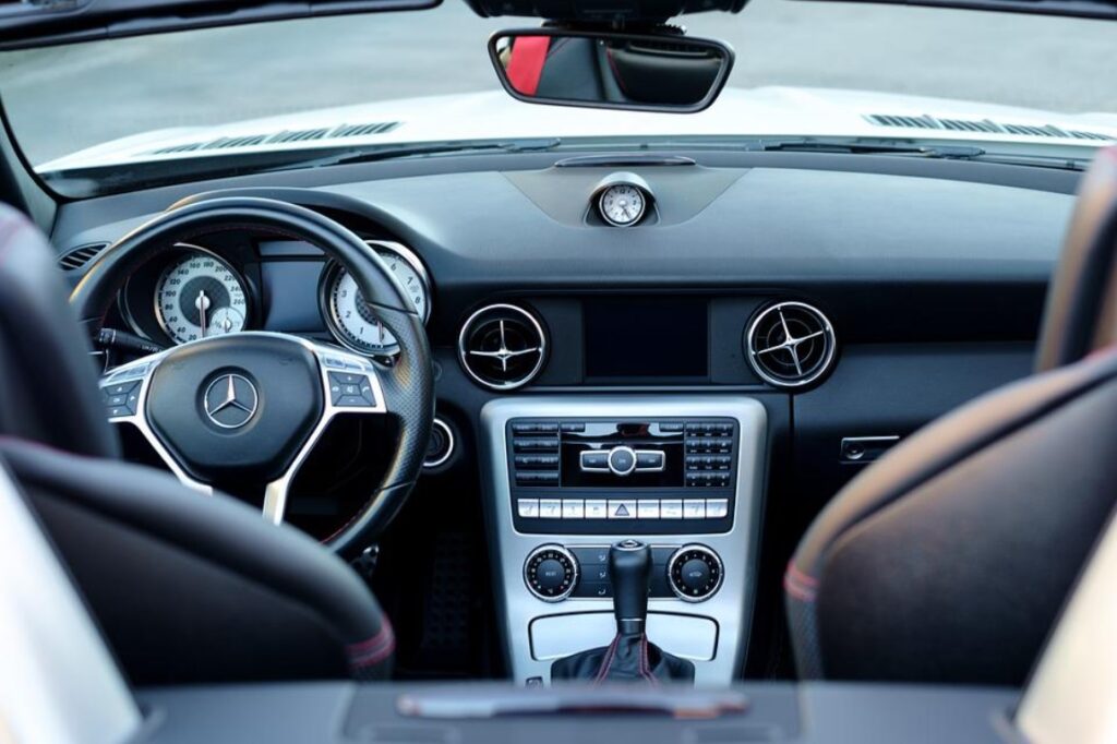 Vista interior de un coche Mercedes